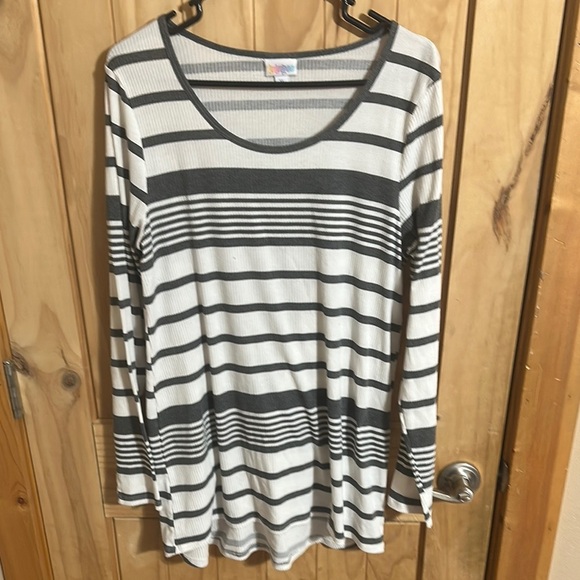 LuLaRoe Lynnae White and Gray Long Sleeve Tunic - Picture 1 of 4